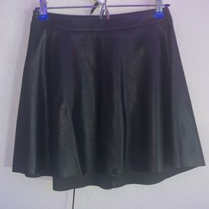 Divide medium pleather black skirt
